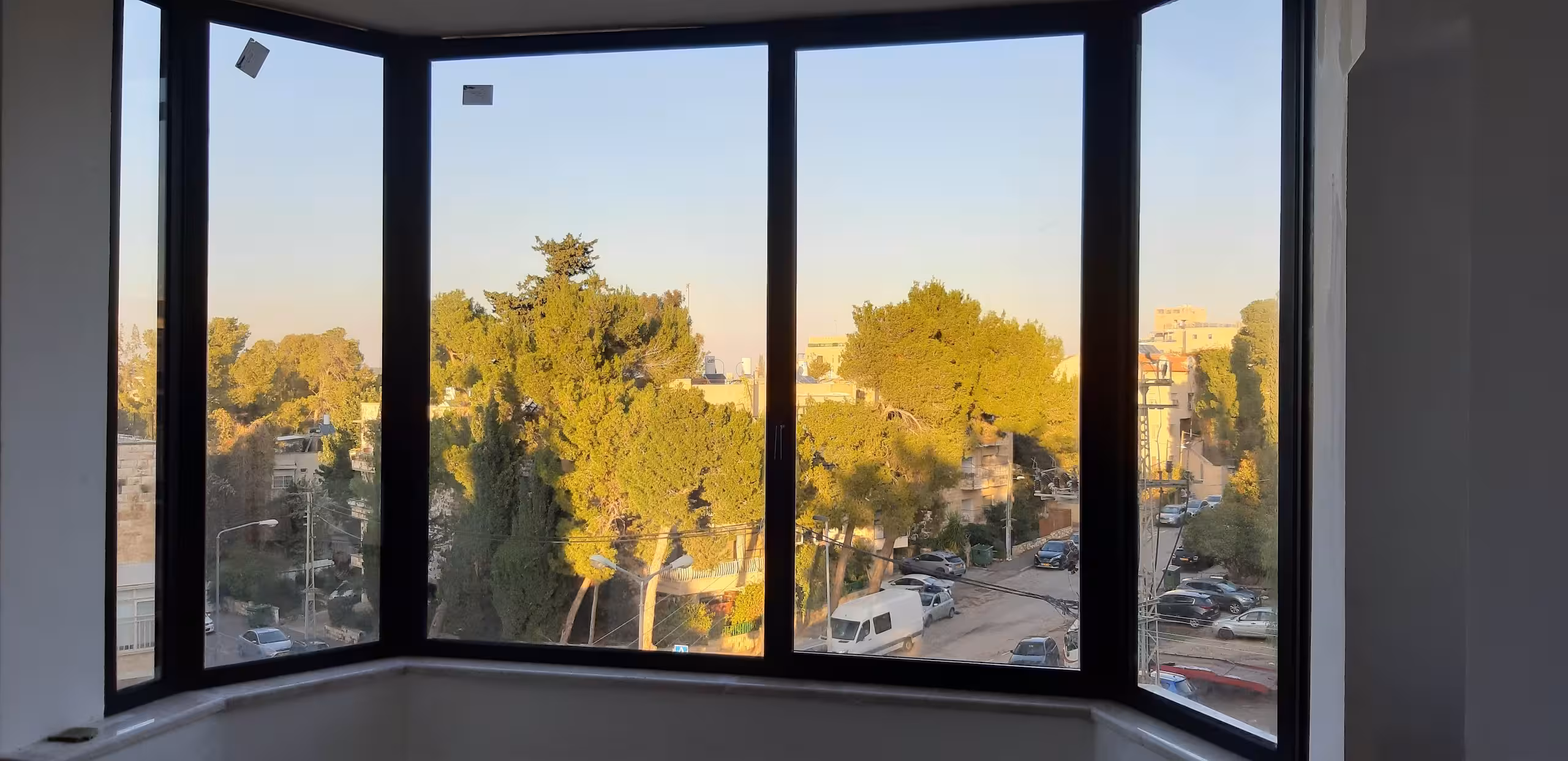 חלון פנורמי בסלון